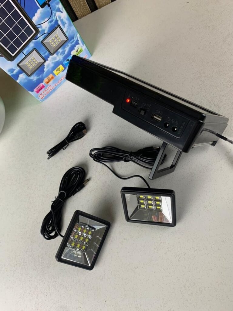 Kit d’Éclairage Solaire XB-2321BT avec Haut Parleur et Deux Lampes