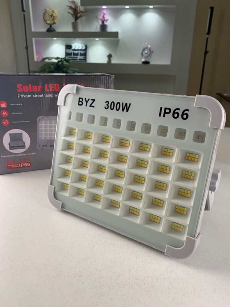 Lampe LED Rechargeable Solaire 300W Portable et Magnétique 26000LM