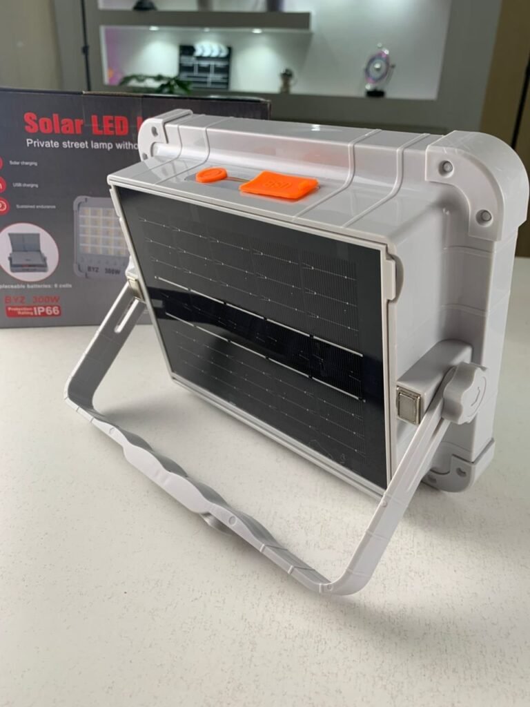 Lampe LED Rechargeable Solaire 300W Portable et Magnétique 26000LM